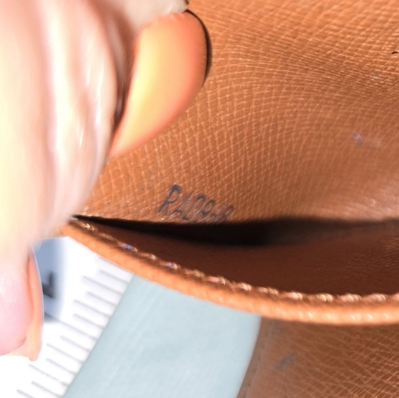 Louis Vuitton Monogram 4 Key Holder, EUC - Picture 7 of 9